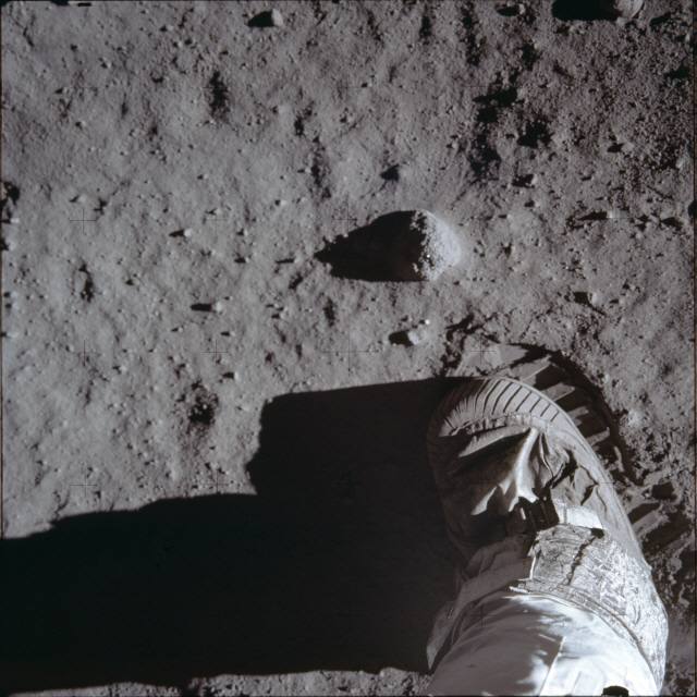 아폴로 11호의 달착륙선 이글호는 1969년 7월20일 오후8시17분(미국시간) ‘고요의 바다’에 착륙했다. 선장 닐 암스트롱에 이어 달 표면에 내린 버즈 올드린의 발자국이 선명하다.   /AP연합뉴스