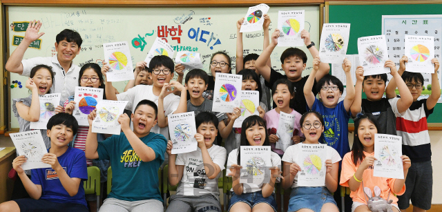 19일 서울 구로구 고원초등학교에서 방학식을 마친 어린이들이 직접 만든 생활계획표를 들어 보이며 