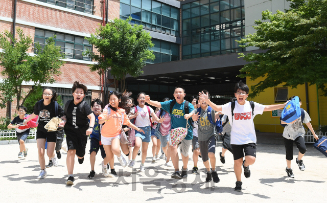 19일 서울 구로구 고원초등학교에서 방학식을 마친 어린이들이 담임선생님의 배웅을 받으며 집으로 향하고 있다./오승현기자 2019.7.19