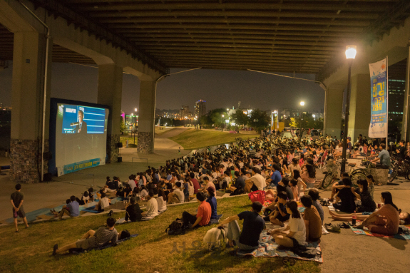 지난해 원효대교 밑에서 열린 ‘한강 다리 밑 영화제’에서 시민들이 영화를 감상하고 있다. /사진제공=서울시
