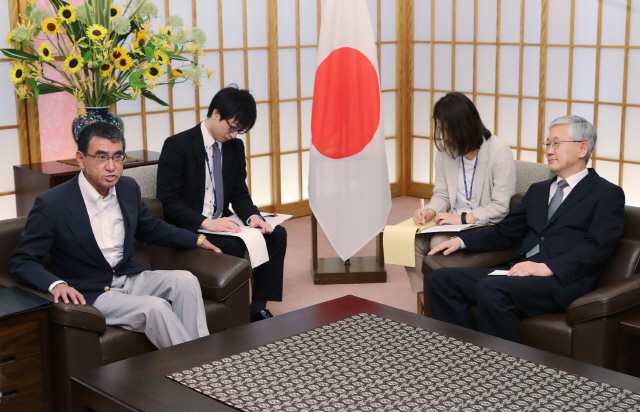 남관표(오른쪽) 주일 한국대사가 고노 다로(왼쪽) 일본 외무상과 19일(현지시간) 일본 도쿄 외무부 사무실에서 대화를 나누고 있다. /도쿄=AFP연합뉴스