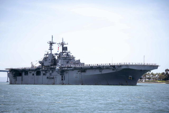 미국 해군 강습상륙함 복서(Boxer)가 지난 5월 1일(현지시간) 미 캘리포니아주 샌디에이고만을 지나고 있다./샌디에이고만=AP연합뉴스