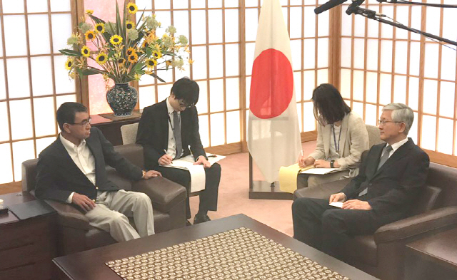 지난 19일 일본 외무성에 초치된 남관표 주일 한국대사(오른쪽)가 고노 다로 일본 외무상과 대화하고 있다. /연합뉴스