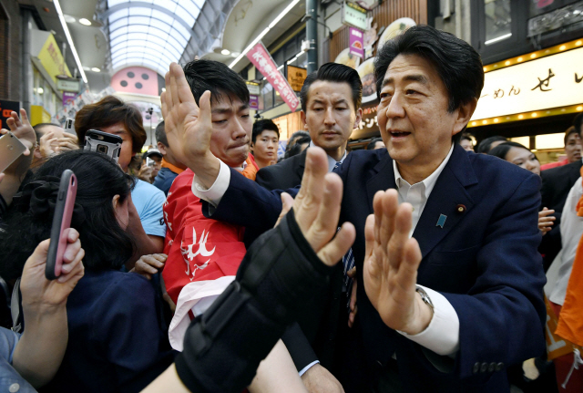 아베 신조 일본 총리가 지난 6일 참의원 선거 유세에 나서 오사카 상점가에서 유권자들과 인사하고 있다. /오사카=교도연합뉴스
