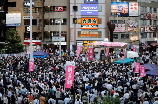 지난 12일(현지시간) 일본 도쿄에서 올해 새롭게 창당된 진보정치단체 중 하나인 ‘레이와 신센구미’ 유세 현장에 사람들이 모여 있다. /도쿄=로이터연합뉴스