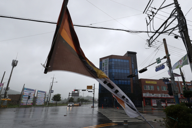 전남 진도군에서 태풍 다나스에 20일 망가진 현수막. /진도=연합뉴스