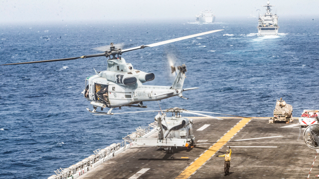 18일(현지시간) 호르무즈해협을 지나던 미 해군 강습상륙함 복서함에서 제11해병원정대 소속 UH-1Y 헬리콥터가 이륙하고 있다. /호르무즈해협=로이터연합뉴스