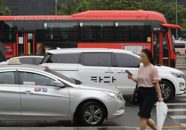 국토교통부가 ‘혁신성장과 상생발전을 위한 택시제도 개편방안’을 발표한 17일 서울 도심에서 택시, 버스, 타다 차량이 신호대기 하고 있다. /연합뉴스