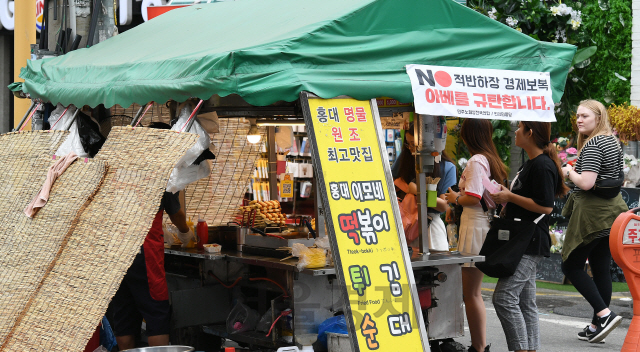 21일 서울 마포구 홍대입구역 인근 노점상에 'NO 적반하장 경제보복 아베를 규탄합니다'는 현수막이 걸려있다. 서부지역노점상연합회 소속의 한 노점 상인은 