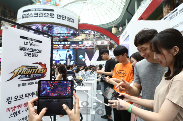 관람객들이 지난 20일 서울 송파구 아이스링크에서 개최된 V50 씽큐 게임 페스티벌에서 듀얼스크린을 이용해 게임을 즐기고 있다./사진제공=LG전자