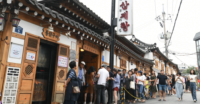 중복을 하루 앞둔 21일 서울 종로구의 한 삼계탕 전문점이 손님들로 문전성시를 이루고 있다./오승현기자 2019.7.21