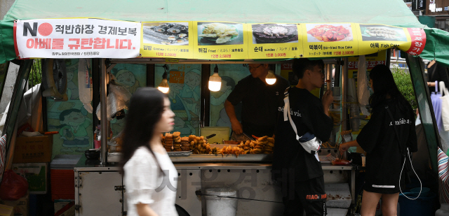 21일 서울 마포구 홍대입구역 인근 노점상에 'NO 적반하장 경제보복 아베를 규탄합니다'는 현수막이 걸려있다. 서부지역노점상연합회 소속의 한 노점 상인은 