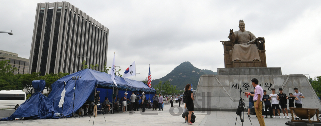 21일 오후 우리공화당 당원 및 지지자들이 전날 서울 광화문광장 세종대왕 동상 옆에 기습 설치한 천막 3동을 지키고 있다. 천막 설치 과정에서 우리공화당 당원 1명이 천막 설치를 저지하는 서울시 공무원의 뺨을 때려 경찰에 연행됐다./오승현기자 2019.7.21