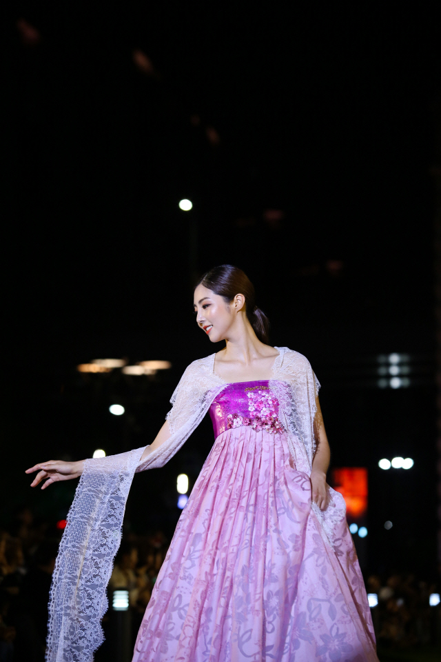 3·1운동과 대한민국임시정부수립 100주년을 기념하는 서울시의 패션쇼가 20일 독립문에서 열렸다. 모델이 포즈를 취하고 있다.    /사진제공=서울시