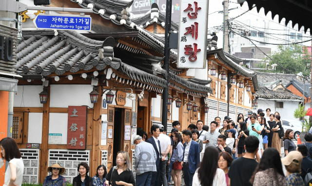 중복을 하루 앞둔 21일 서울 종로구의 한 삼계탕 전문점이 손님들로 문전성시를 이루고 있다./오승현기자 2019.7.21