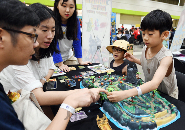 21일 서울 강남구 코엑스에서 열린 국내 최대 보드게임 박람회 '2019 보드게임콘'을 찾은 관람객들이 다양한 보드게임을 즐기고 있다./오승현기자 2019.7.21