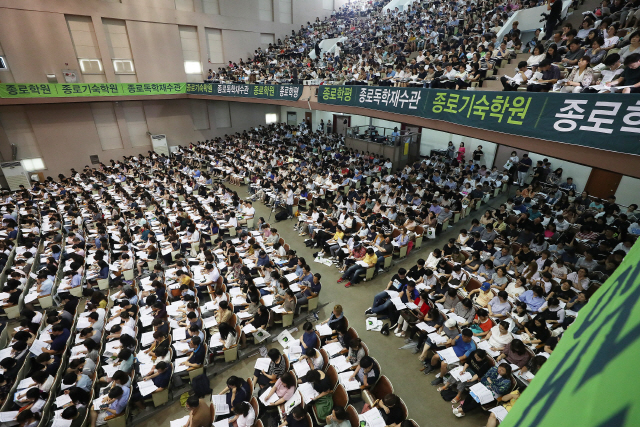 수험생과 학부모로 빼곡      (서울=연합뉴스) 강민지 기자 = 21일 오후 서울 강남구 진선여고 대강당에서 열린 ‘종로학원 2020대입수시 대학선택전략 설명회’에서 수험생과 학부모 등이 입시 정보를 듣고 있다. 2019.7.21      mjkang@yna.co.kr  (끝)      <저작권자(c) 연합뉴스, 무단 전재-재배포 금지>