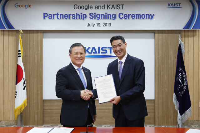 신성철(왼쪽) KAIST 총장이 지난 19일 대전 본원에서 존 리 구글코리아 사장과 AI 인재 양성을 위한 파트너십 협약을 맺고 있다. /사진제공=KAIST