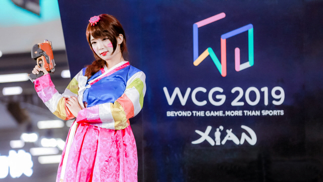 지난 19일(현지시간) 중국 시안시 취장신구 국제 컨벤션센터에서 열린 'WCG 2019 Xi'an 코스플레이 뮤직 페스티벌’에서 게임 캐릭터로 분장한 참가자가 포즈를 취하고 있다./WCG 제공