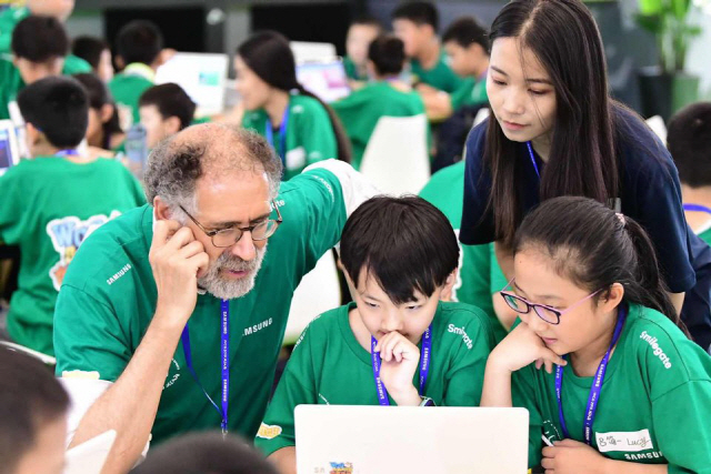 지난 20일(현지시간) 중국 시안시 취장신구 국제 컨벤션센터에서 열린 'WCG 2019 Xi'an 스크래치 크리에이티브 챌린지’에서 미첼 레스닉 교수(왼쪽 첫번째)가 중국 어린이들에게 스크래치 활용법을 알려주고 있다. ‘스크래치 크리에이티브 챌린지’는 코딩 프로그램 ‘스크래치’와 ‘레고’를 통해 어린이들의 창의력을 함양시킬 수 있도록 마련된 행사다./WCG 제공
