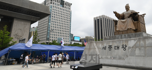 21일 우리공화당 당원 및 지지자들이 서울 광화문광장에 기습설치된 천막을 지키고 있다./오승현기자