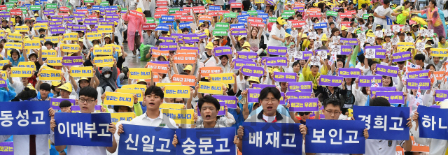 서울자사고학부모연합회 학부모들과 자사고 학생들이 21일 오후 서울 광화문광장에서 '청소년 가족 문화 축제 한마당'을 열어 자사고 폐지 반대 구호를 외치고 있다. 연합회는 오는 24일까지 서울시교육청 앞에서 자사고 지정 취소 반대 집회를 개최할 예정이다./오승현기자 2019.7.21