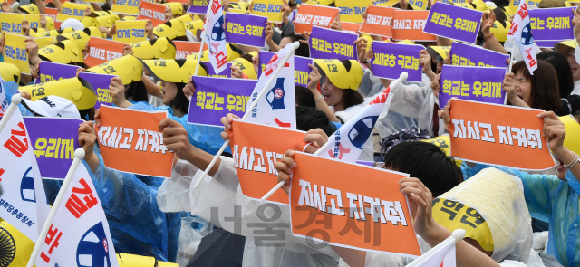 서울자사고학부모연합회 학부모들과 자사고 학생들이 21일 오후 서울 광화문광장에서 '청소년 가족 문화 축제 한마당'을 열어 자사고 폐지 반대 구호를 외치고 있다. 연합회는 오는 24일까지 서울시교육청 앞에서 자사고 지정 취소 반대 집회를 개최할 예정이다./오승현기자 2019.7.21