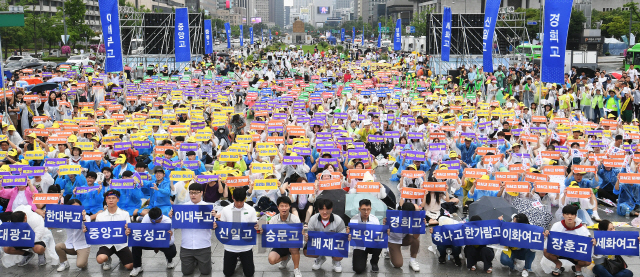 서울자사고학부모연합회 학부모들과 자사고 학생들이 21일 오후 서울 광화문광장에서 '청소년 가족 문화 축제 한마당'을 열어 자사고 폐지 반대 구호를 외치고 있다. 연합회는 오는 24일까지 서울시교육청 앞에서 자사고 지정 취소 반대 집회를 개최할 예정이다./오승현기자 2019.7.21