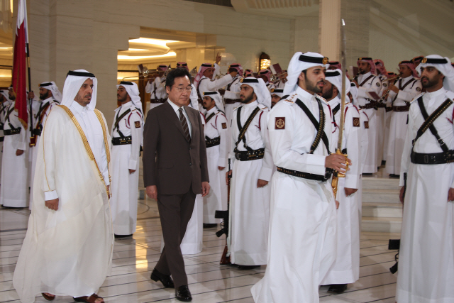 이낙연 국무총리가 21일(현지시간) 카타르 도하의 왕궁에서 열린 공식환영식에서  압둘라 빈 나세르 빈 칼리파 알 싸니 카타르 총리와 의장대를 사열하고 있다./도하=연합뉴스