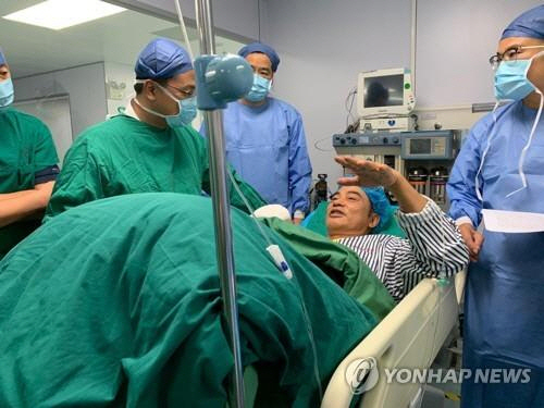 흉기 피습당한 뒤 병원서 치료받는 런다화 /연합뉴스