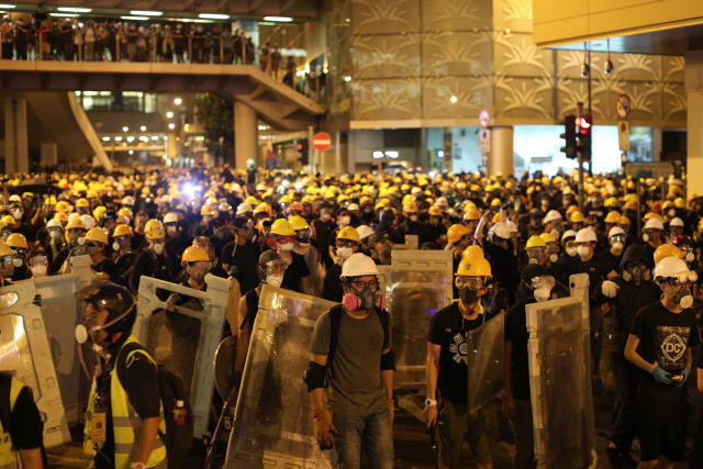 21일 홍콩 도심에서 범죄인 인도법(송환법)에 반대하는 대규모 시위가 벌어지고 있다./홍콩=EPA연합뉴스