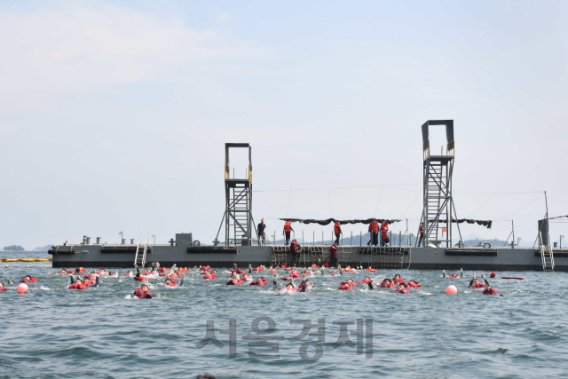 해군 천자봉함(LST) 장병들이 진해 군항 전투수영훈련장에서 전투수영훈련을 실시하고 있다.