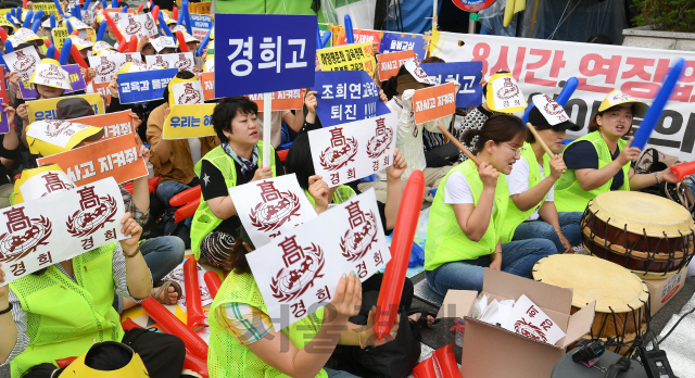 지정취소가 결정된 서울지역 자사고 8곳의 청문이 시작된 22일 서울시교육청 앞에서 서울자사고학부모연합회 회원들이 재지정 취소 반대 집회를 하고 있다./오승현기자 2019.7.22