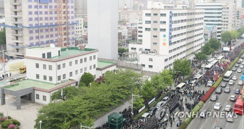 [속보] 대학생 추정 6명 부산 일본영사관 진입, 퍼포먼스 하려다 경찰 연행