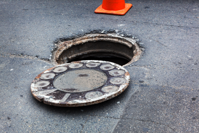 앞으로 ‘맨홀’은 ‘메인터넌스홀’로 부르게 될까. 최근 미국 캘리포니아 버클리 시에서 남녀 특정 성별을 연상하게 하는 시 당국의 용어를 중립적인 표현으로 바꾸는 조례 제정을 추진하고 있어 논란이다. /이미지투데이