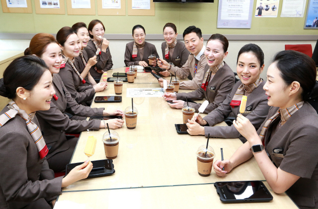 22일 서울시 강서구 오쇠동 아시아나항공 본사에서 캐빈승무원들이 커피와 아이스크림을 즐기며 회의를 하고 있다. 아시아나항공은 매년 여름철 공항, 격납고, 휴게실 등 현장 곳곳에 냉동고를 설치해 직원들이 언제든 아이스크림을 즐길 수 있도록 하고 있다./사진제공=아시아나항공