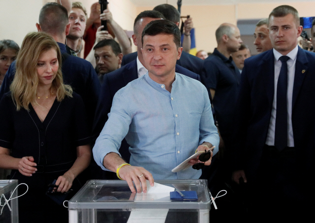 우크라이나 총선이 실시된 21일(현지시간) 볼로디미르 젤렌스키 대통령이 수도 키예프의 한 투표소에서 투표를 하고 있다./키예프=로이터연합뉴스