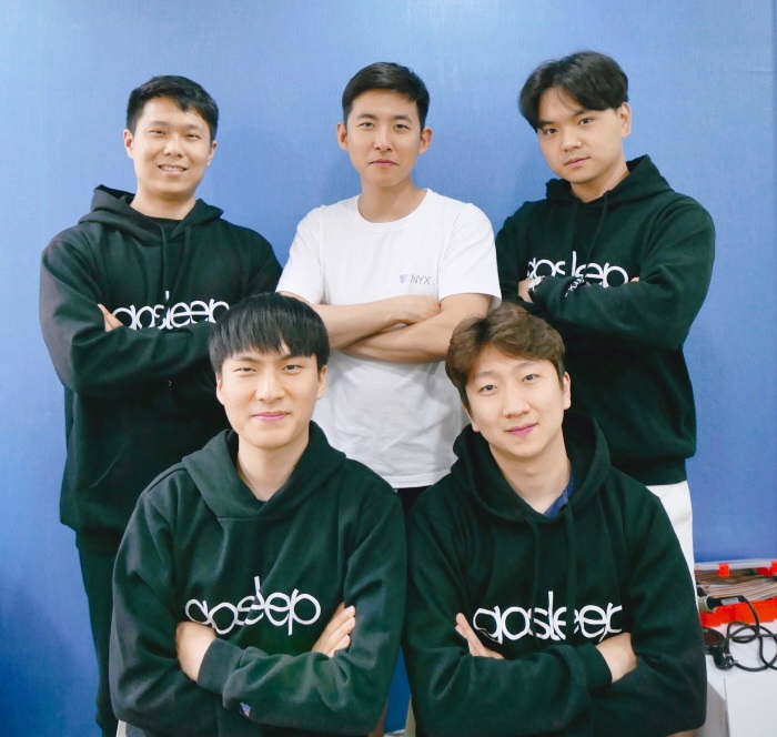 (왼쪽부터) 이재홍, 이창석, 김창빈, 김동신(대표), 신호영