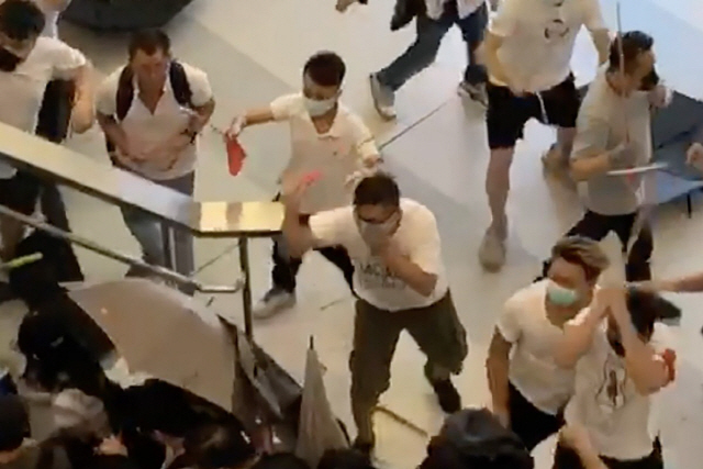 21일 홍콩의 위안랑역사에서 흰 옷을 입은 정체불명의 남성들이 시민들을 마구잡이로 구타하고 있다. /SCMP 캡처