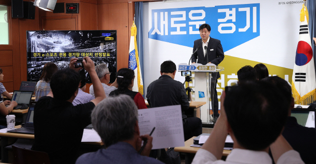 김용 경기도 대변인이 22일 수원시 경기도청에서 ‘경기 e스포츠 전용경기장’ 선정결과에 대해 설명하고 있다./사진제공=경기도