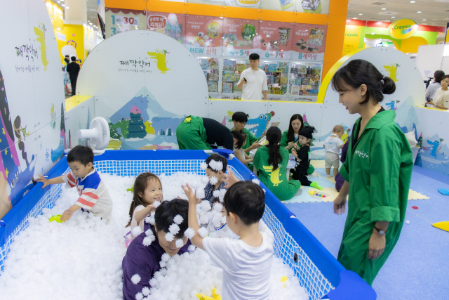 지난 14일 서울 강남구 코엑스에서 열린 서울국제유아교육전에서 째깍섬 창의놀이터를 방문한 아이들이 악어 선생님들과 함께 놀이하고 있다./사진제공=째깍악어