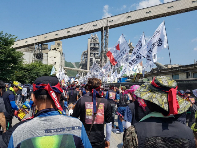 화물연대 조합원들이 지난 6일 충북 단양의 한일시멘트 앞에서 집회를 하고 있다. 화물연대는 조합원들은 안전운임제 적용 대상 확대와 3년 일몰 조항 폐지를 요구하는 한편 9월 상경 시위를 예고했다. /사진제공=시멘트업계