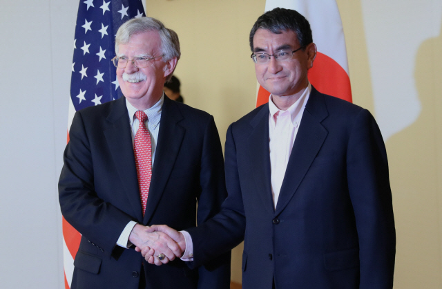 일본을 방문한 존 볼턴(왼쪽) 미국 백악관 국가안보회의(NSC) 보좌관이 22일 도쿄에서 고노 다로 일본 외무상과 만나 악수하고 있다. /도쿄=AFP연합뉴스