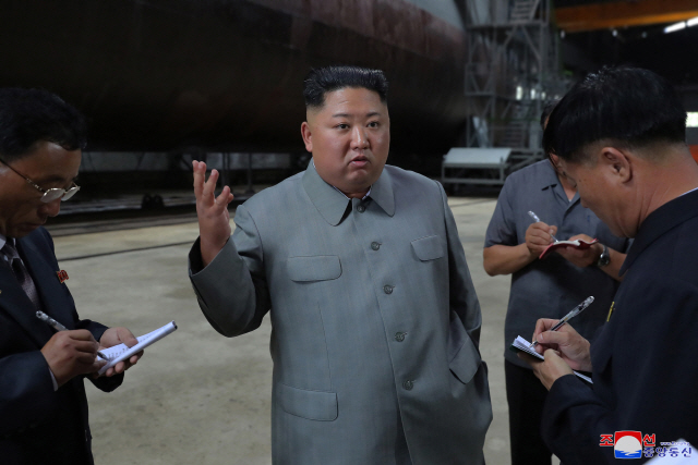 23일 조선중앙통신에 따르면 김정은 북한 국무위원장이 새로 건조한 잠수함을 시찰했다. /연합뉴스