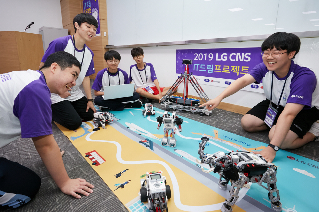 LG CNS의 ‘IT 드림프로젝트’에 참여한 학생들이 자율주행차를 개발해 실습해보고 있다./사진제공=LG CNS
