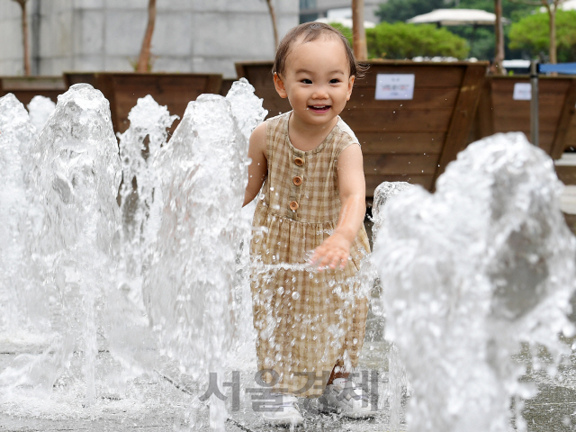 서울 광화문광장 분수대를 찾은 어린이가 물놀이를 즐기고 있다. /권욱기자
