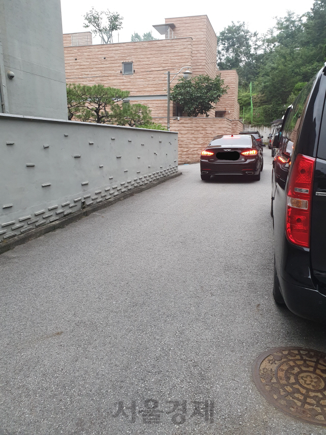 23일 오전 7시 양승태 전 대법원장의 제네시스 차량이 경기 성남시 자택 근처를 빠져나가고 있다./백주연기자