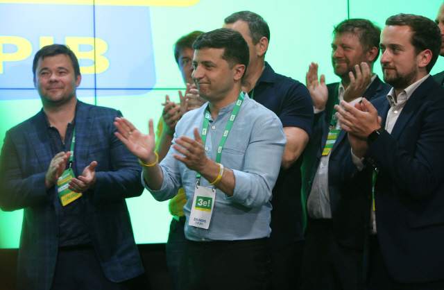 볼로디미르 젤렌스키(왼쪽에서 두번째) 우크라이나 대통령이 21일(현지시간) 총선 직후 출구조사 결과에서 국민의 종이 압승을 거둘 것으로 나타나자 환호하고 있다. /키예프=신화연합뉴스