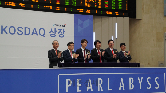 지난 2017년 김대일(왼쪽 네 번째) 펄어비스 의장 등 펄어비스 관계자들이 한국거래소에서 상장 기념식에 참석해 기념 박수를 치고 있다. VC들은 펄어비스 상장 전 투자로 큰 수익을 거둔바 있다./사진제공=펄어비스