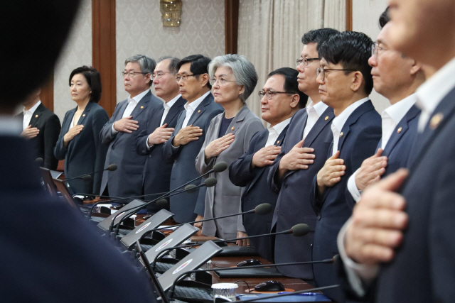 23일 정부서울청사에서 열린 국무회의에 참석한 장관들이 국민의례를 하고 있다./연합뉴스
